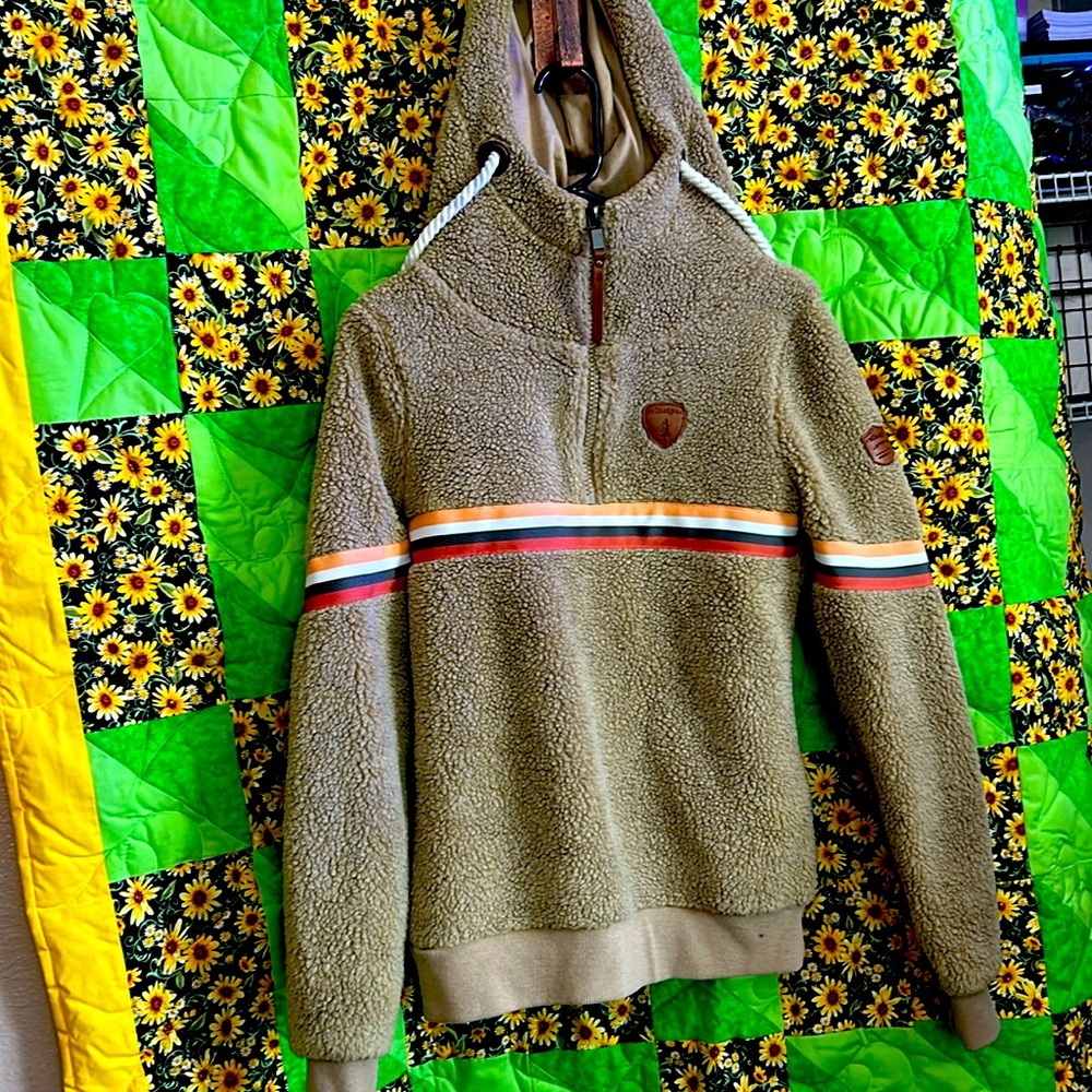 Wan alone Sherpa lined, zip up neck closure!  Very warm!